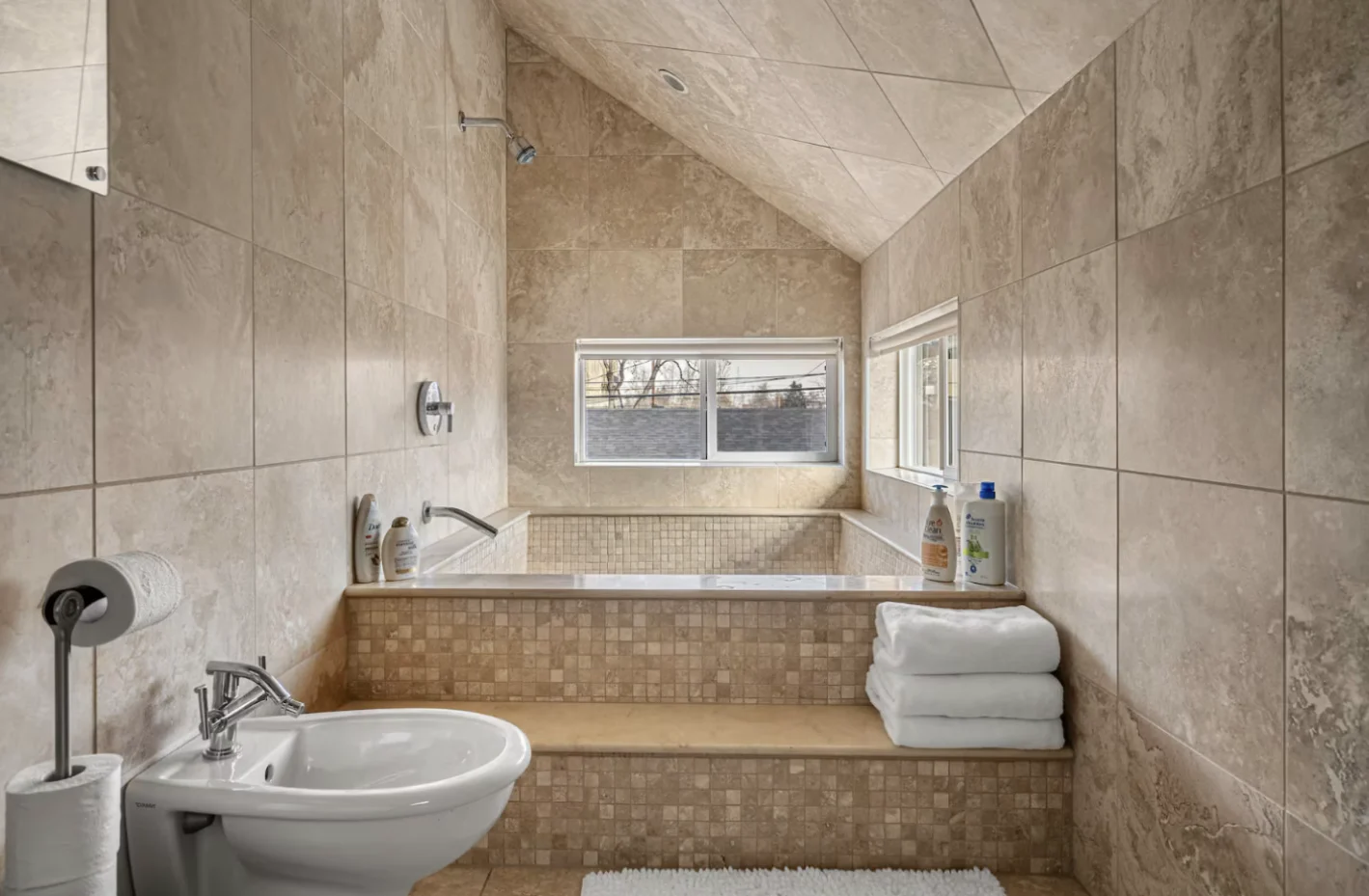 Bathroom with soaking tub at Casa BnB