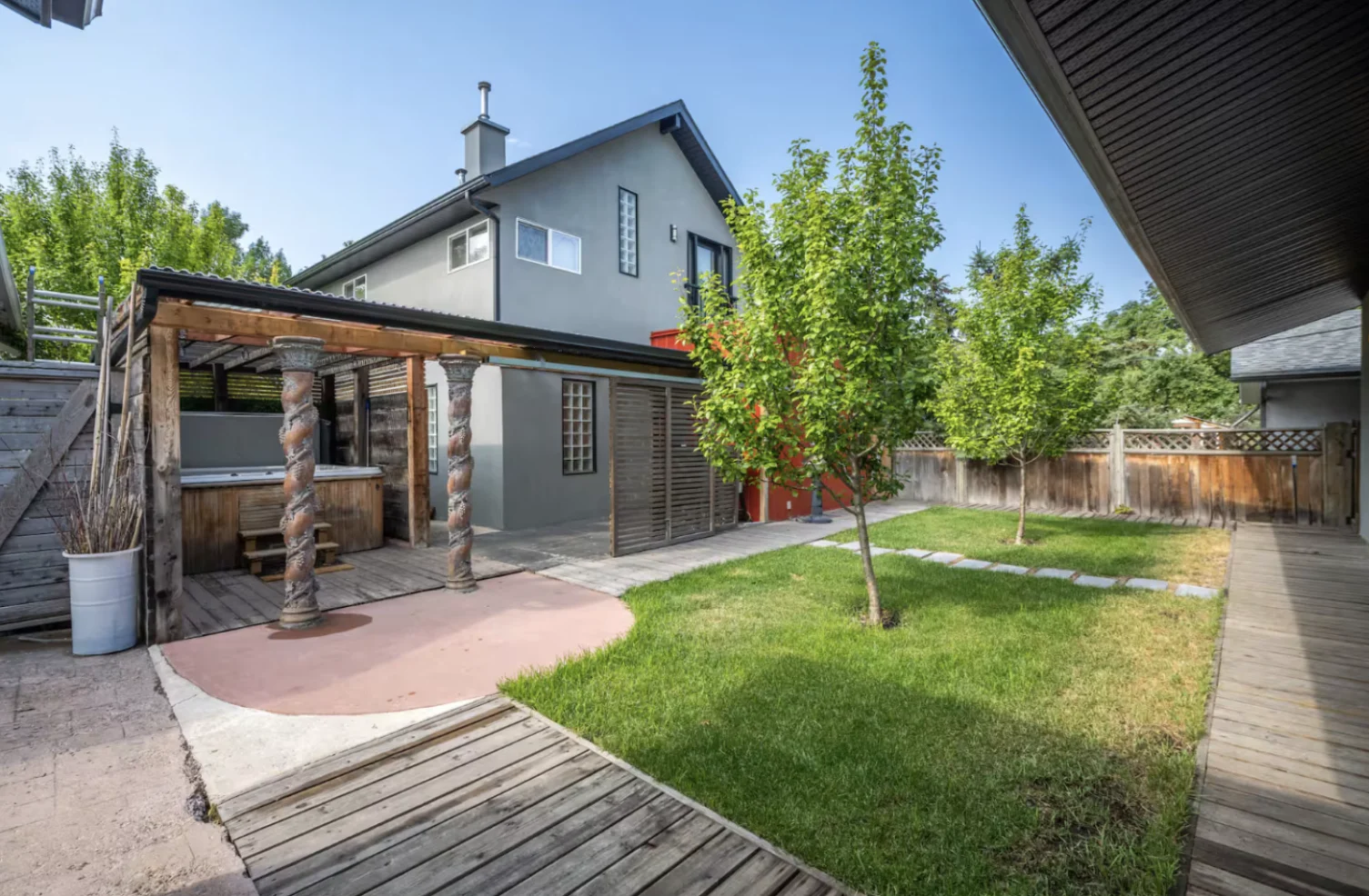 Private fenced yard with pergola and hot tub at Casa BnB Bridgeland Calgary