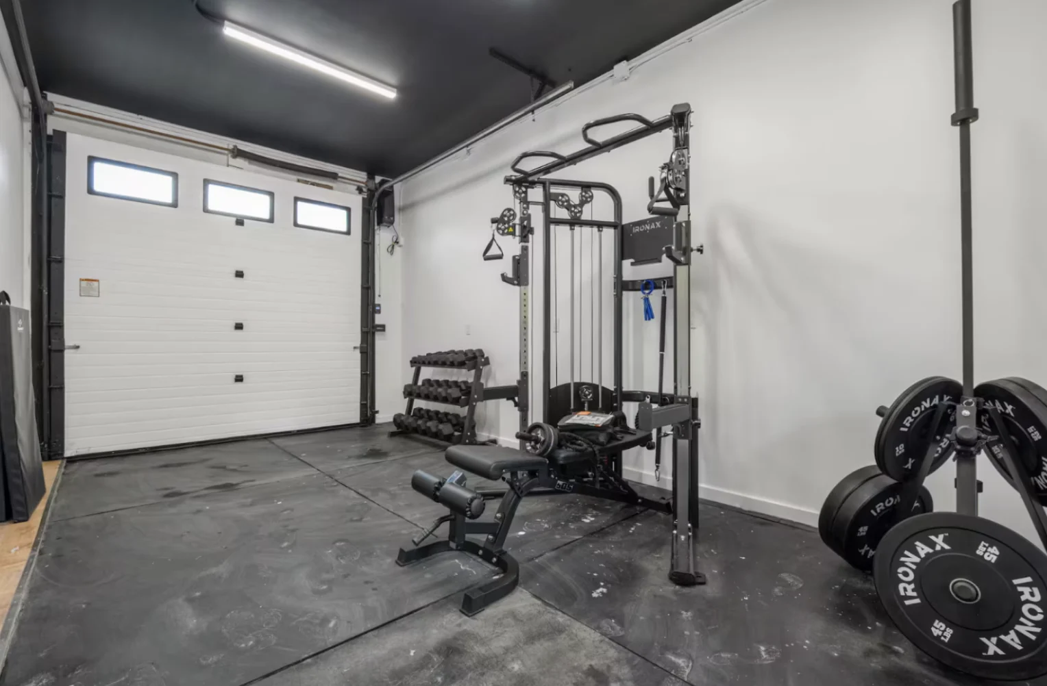In unit gym with flooring and equipment at Casa BnB
