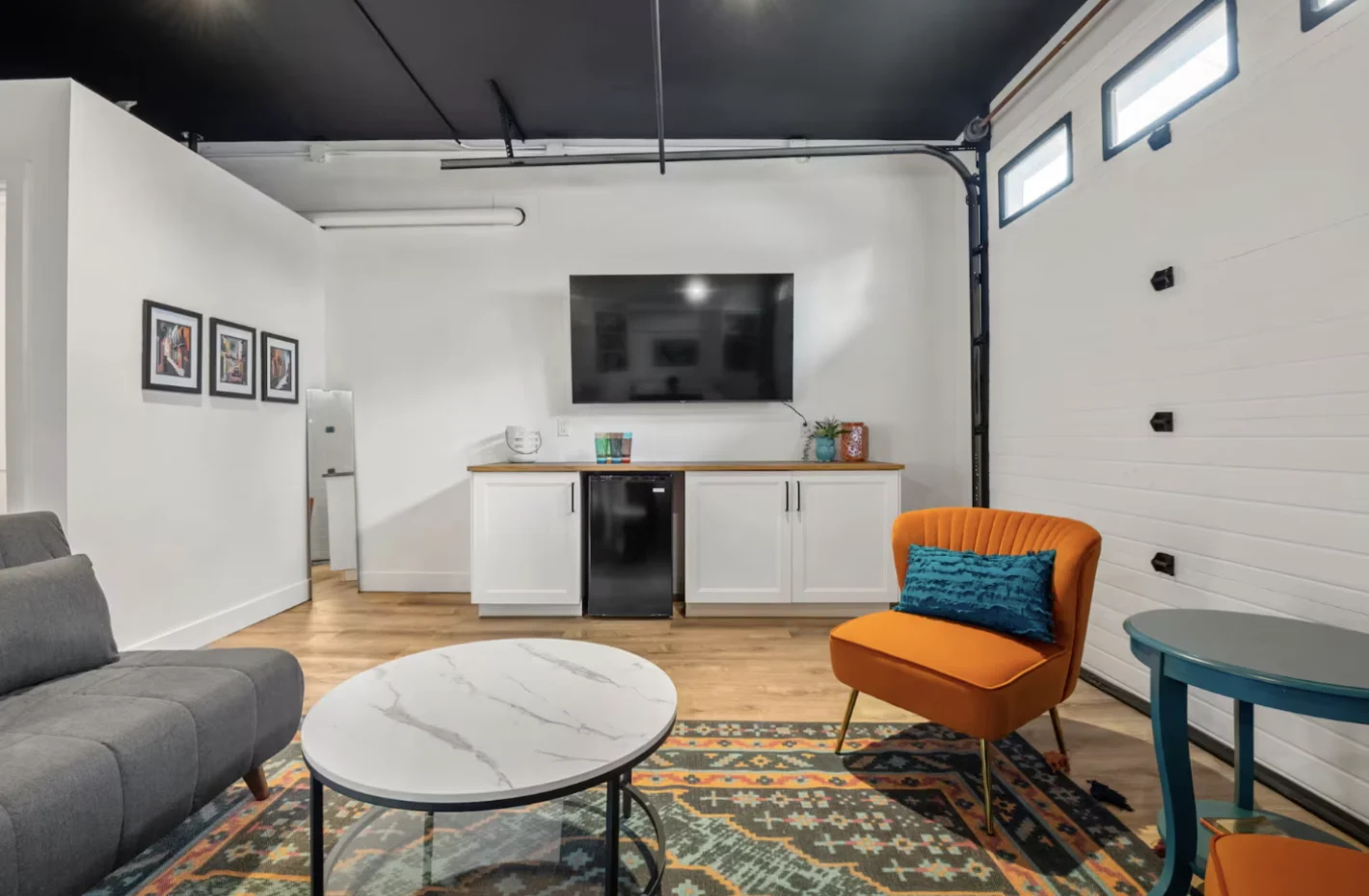 Games room with mini bar and mounted TV at Casa BnB